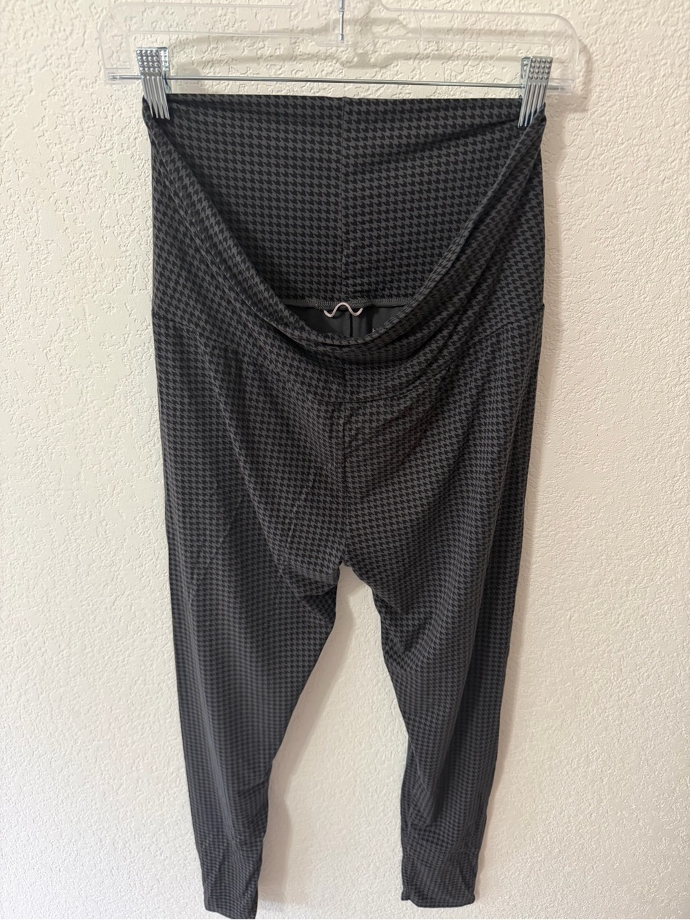 Hatch Black & Dark Gray Houndstooth Maternity Leggings